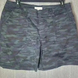 Land N Sea women's  camo shorts. Size 8